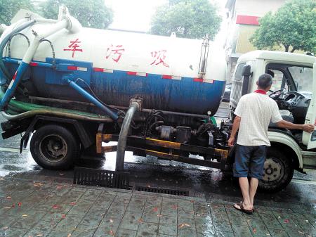 “吸污車”雨水道偷排污 臭壞附近居民
